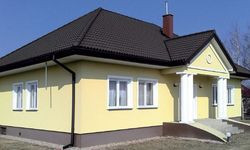 Architektura domu nawiązuje do staropolskiego dworu