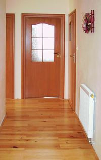 W korytarzyku, prowadzącym do małych pokojów, warto jest zainstalować dodatkowy grzejnik