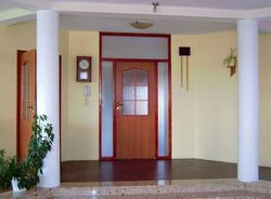 wyjście z wiatrołapu do części dziennej usytuowane jest pod skosem