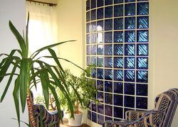 Ogród zimowy i ściana z luksferów decydują o wyjątkowym klimacie domu