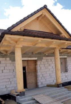 Drewniane kolumny przy wejściu