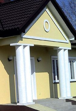 Betonowe kolumny przy wejściu