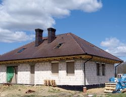 W projekcie taras na tyłach domu jest przewidziany przy wyjściu z ogrodu zimowego, ale można go również urządzić w innym miejscu &#8211; chociażby przy salonie