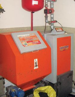 Byłoby wygodniej, gdyby kocioł miał górne drzwiczki zamiast klapy zamykanej na śruby