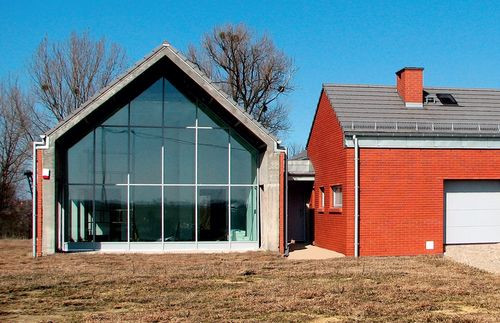 Dom ze szklaną ścianą