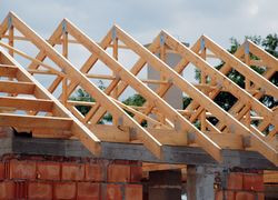 Prefabrykowana konstrukcja dachu oszczędza czas &#8211; umożliwia natychmiastowe wykonywanie pokrycia dachowego, ocieplenie i pełne obciążenie dachu, bez obawy o jego zdeformowanie