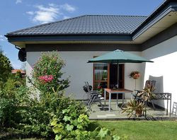 Taras jest zbyt mały (4 x 4 m) i brakuje nad nim stałego zadaszenia. Ponadto pęka posadzka wykończona gresem. Właściciele planują skucie betonowej płyty i wykonanie nowego tarasu. Będzie narożny, biegnący między dwoma wyjściami tarasowymi z salonu, i wykonany z kostki brukowej. Nad nim powstanie pergola z drewna