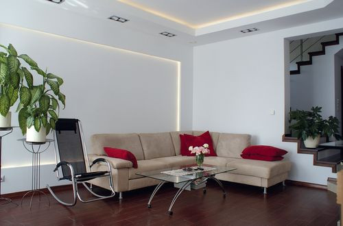 W salonie na parterze zainstalowano nowoczesne źródła światła – oprawy LED-owe