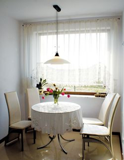 W jadalni drzwi tarasowe zastąpiono dużym oknem