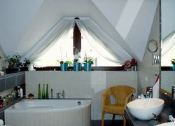 Łazienkę na piętrze urządzono w miejscu przewidzianym w projekcie na otwartą bibliotekę