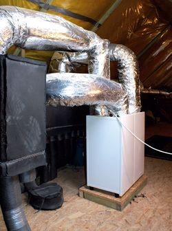 Centrala wentylacyjna z odzyskiem ciepła została zainstalowana na strychu (nad sypialnią)