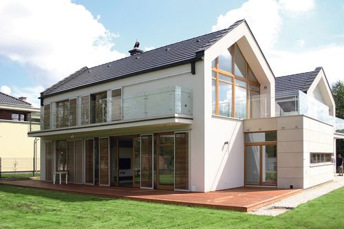 Inwestorom bardzo zależało na tym, aby w domu było dużo przeszkleń