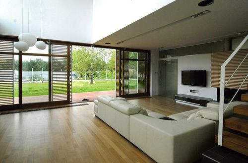 Przestrzeń salonu łączy się płynnie z otoczeniem domu