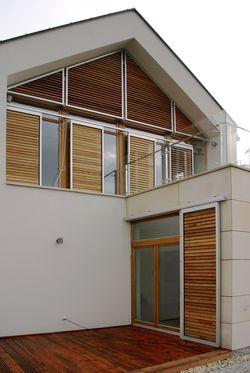 W oknach zainstalowane są żaluzje z cedru kanadyjskiego