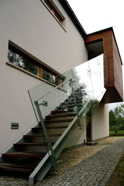 Zewnętrzne, niezależne wejście do apartamentu na piętrze