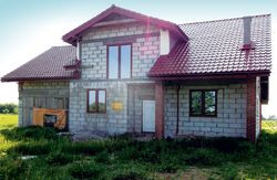 Dom z zachowanym balkonem