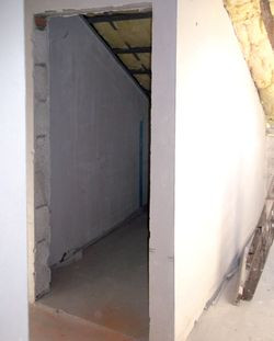 Mała ubikacja pod zmodyfikowaną konstrukcją schodów