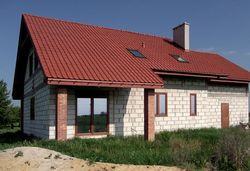 Przedłużona połać dachowa nad tarasem