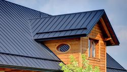 Czy blachy na rąbek stojący montuje się tak samo, jak blachodachówki?