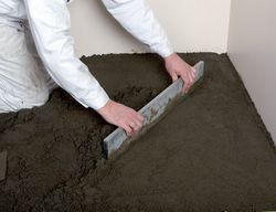 Uzyskanie równej powierzchni jastrychu cementowego jest pracochłonne i wymaga dużej wprawy