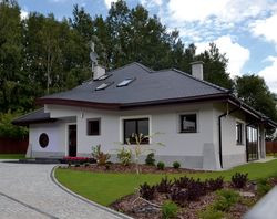 Na terenie, na którym stoi dom, można stawiać budynki z płaskim dachem. Pan Mariusz wybrał tradycyjną bryłę, ponieważ tylko taki projekt spełniał ważne dla niego kryteria &#8211; przy ładnej bryle miał odpowiedni układ wnętrz oraz ogród zimowy. Tak jak sobie życzył, działka ma za plecami las, a wokół panuje cisza i spokój