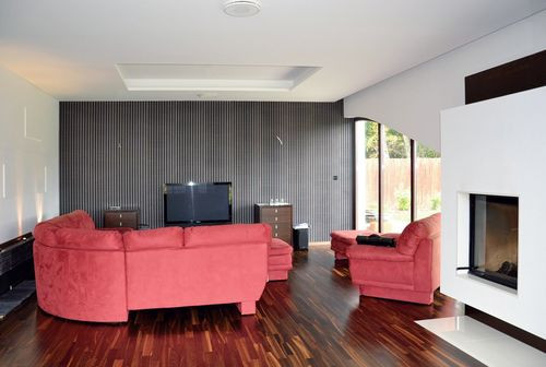 Za wyjątkiem małżeńskiej sypialni i gabinetu, gdzie zastosowano grzejniki kanałowe, cały parter ogrzewa podłogówka. Ułożono na niej płyty gresu i drewniany finiszparkiet. Salon (51 m2) dekoruje kominek z ogromną szybą, oryginalne okno i ściany. W umeblowaniu domu panu Mariuszowi pomagała architekt wnętrz. W 70% jest to jednak jego inwencja