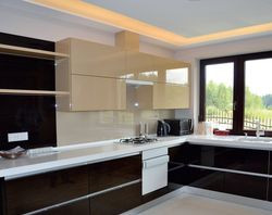 Przy kuchni (16 m2) znajduje się nieogrzewana spiżarnia (4 m2). Spiżarnia w tym miejscu domu była ważnym kryterium wyboru projektu. Właściciel jest bardzo zadowolony z białych blatów, ponieważ mniej się brudzą niż ciemne. Meble kuchenne zaprojektowano w nowoczesnym oszczędnym stylu