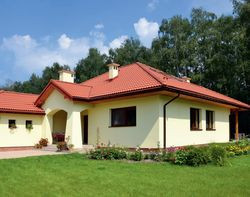 Dom Doroty i Mariusza ma tradycyjną bryłę, porządne ocieplenie i solidny wygląd. Pokrycie dachu wykonano z dachówki betonowej. Pod nią ułożono grubą warstwę (30 cm) wełny mineralnej. Na elewacjach, ocieplonych na zewnątrz styropianem o grubości 15 cm, zastosowano łatwe do mycia tynki silikatowe