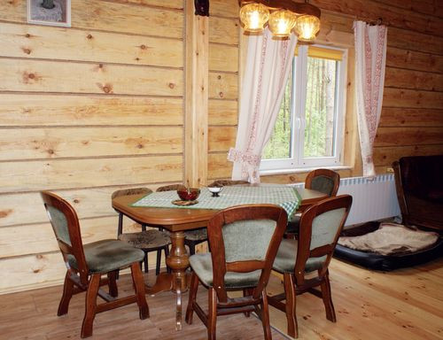 Jadalnia oddziela wizualnie otwartą kuchnię od salonu