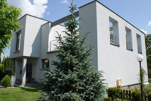 Dom przy salonie samochodowym