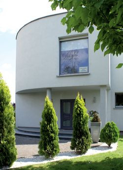 Bryła domu harmonijnie współgra z jego otoczeniem