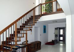 Wejście do części sypialnianej domu znajduje się pod schodami prowadzącymi na antresolę