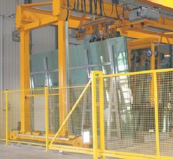 Tafle szklane przyjeżdżają ciężarówkami z firm Euroglass, Saint Gobain i huty Guardian.