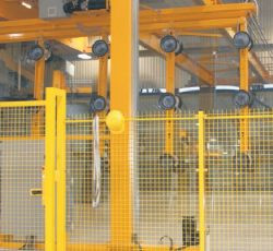 Automatyczna suwnica portalowa pobiera szkło, które jest w danej chwili potrzebne do produkcji z odpowiedniego stojaka. Jest ono następnie transportowane na stanowisko rozkroju. 