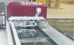 Cięcie na stole do rozkroju jest wykonywane za pomocą noża stalowego. Tafla nie jest rozcinana do końca, a jedynie nacinana (miejsce cięcia jest polewane specjalnym olejem &#8211; ułatwia to późniejsze łamanie). 