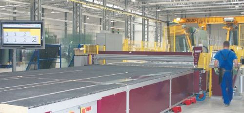 Na stołach do rozkroju mogą być cięte różne rodzaje szkła (ornamentowe, float, z powłoką oraz laminaty).