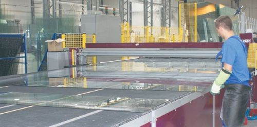 Proces łamania odbywa się ręcznie