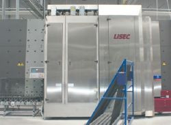 W pierwszym etapie szyba &#8222;wjeżdża&#8221; do myjki, która oczyszcza szkło wodą zdemineralizowaną. Później szyba jest suszona. 