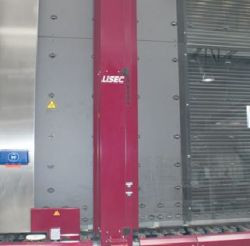 Szyba przesuwa się przez skaner do wykrywania ewentualnych wad materiału (uszkodzeń punktowych, rys itp.). 