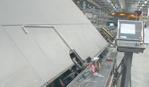 Maszyna do gięcia ramek &#8211; profili dystansowych. Profi le pochodzą z firmy Rolltech (ramki stalowe) lub Aluprof (ramki aluminiowe) i mają standardową długość 6 m.