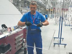 Po wygięciu ramki jest ona zespalana łącznikiem i trafi a do zasypywarki. 