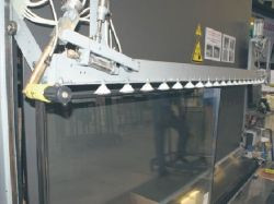 Na szyby zespolone w prasie nanoszona jest warstwa masy zwanej tiokolem (uszczelnienie zewnętrzne) 