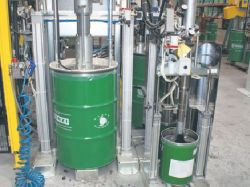 W Oknoplaście używany jest tiokol firmy Fenzi. Przyjeżdża on do firmy w dwóch pojemnikach. Beczka z masą A ma pojemność około 200 litrów, natomiast pojemnik z masą B &#8211; utwardzaczem &#8211; to około 20 litrów 