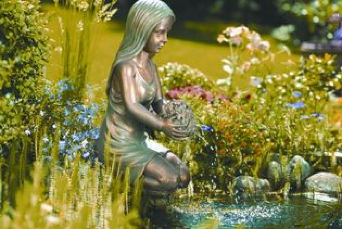 Oczko wodne i fontanna w ogrodzie