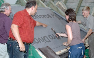 Dziennikarze na dachu