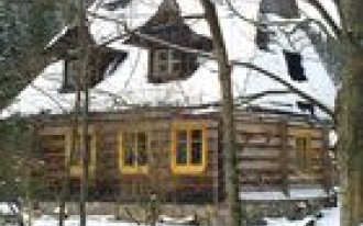 Dom drewnem malowany