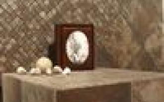 Szczątki meteorów na ścianie i podłodze