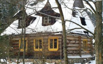 Dom drewnem malowany