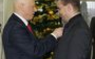 Piotr Tokarski z Grupy Paradyż uhonorowany prezydenckim odznaczeniem