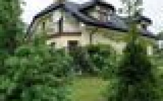 Dom skąpany w zieleni